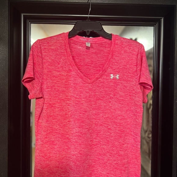 🔥3 for $25🔥 EUC- HOT PINK UNDER ARMOUR HEAT GEAR ATHLETIC TOP SZ M - Picture 4 of 6